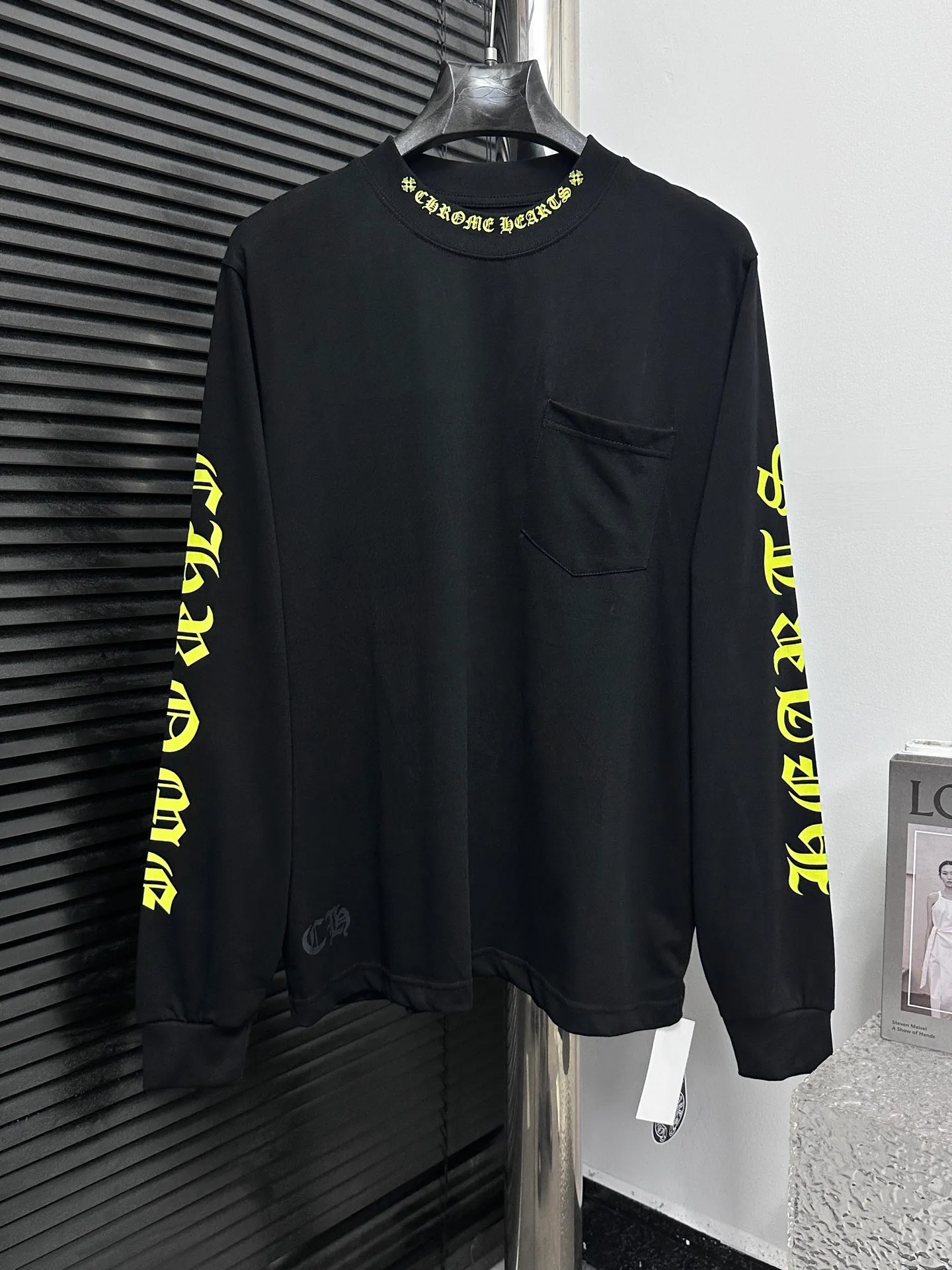 🅿️230 [Come Hearts] Crow Heart Graffiti Letters Limited Sanskrit Printed Long Sleeves, High Weight Threads on Collar and Cuffs, Custom Weaved and Dyed 280g Double Yarn Pure Cotton Fabric, Washed Anti-Counterfeiting Tags and other auxiliary labels are all correct versions, super conspicuous, super pretty, super stylish, same style for men and women! The overall upper body highlights fashion and individuality, and when worn together by a couple, it is a recommended T-shirt by the Street Ace!! Same style for men and women Size: XS-L